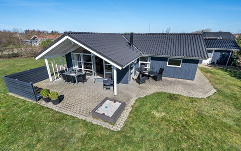 Haagen - 600M to the Fjord: Meubilair, Interieur Ontwerp, Flooring, Hout, Verdieping, Plafond, Houten Vloer, Stoel, Tafel, Verlichting
