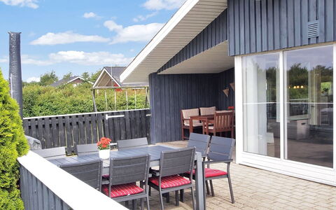 Benjamina - 530M to the Fjord: Schaduw, Veranda, Verblijf, Siding, Werf, Hardwood, Stoel, Tuin, Landscaping, Landgoed