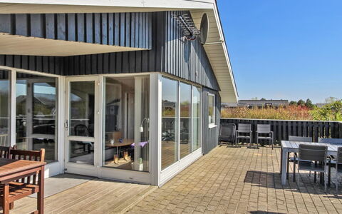 Benjamina - 530M to the Fjord: Meubilair, Interieur Ontwerp, Flooring, Hout, Verdieping, Plafond, Houten Vloer, Stoel, Tafel, Verlichting