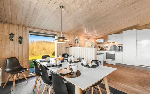 Benjamina - 530M to the Fjord: Meubilair, Interieur Ontwerp, Flooring, Hout, Verdieping, Plafond, Houten Vloer, Stoel, Tafel, Verlichting