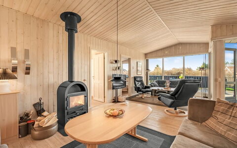 Benjamina - 530M to the Fjord: Meubilair, Interieur Ontwerp, Flooring, Hout, Verdieping, Plafond, Houten Vloer, Stoel, Tafel, Verlichting