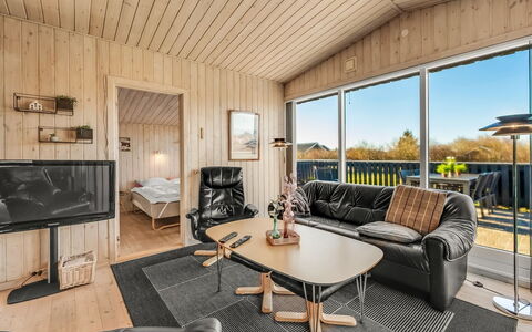 Benjamina - 530M to the Fjord: Meubilair, Interieur Ontwerp, Flooring, Hout, Verdieping, Plafond, Houten Vloer, Stoel, Tafel, Verlichting
