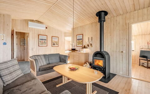 Benjamina - 530M to the Fjord: Meubilair, Interieur Ontwerp, Flooring, Hout, Verdieping, Plafond, Houten Vloer, Stoel, Tafel, Verlichting