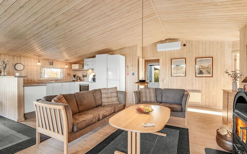 Benjamina - 530M to the Fjord: Meubilair, Interieur Ontwerp, Flooring, Hout, Verdieping, Plafond, Houten Vloer, Stoel, Tafel, Verlichting