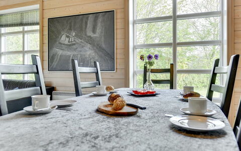 Fenja - 500M to the Fjord: Meubilair, Flooring, Hout, Interieur Ontwerp, Tafel, Keuken En Eettafel, Stoel, Eetkamer, Verdieping, Kamer
