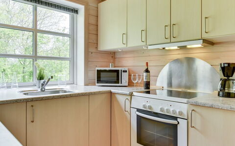 Fenja - 500M to the Fjord: Keuken, Countertop, Toestel Van De Keuken, Flooring, Hout, Interieur Ontwerp, Cabinetry, Loodgieterswerkinrichting, Verdieping, Major Appliance
