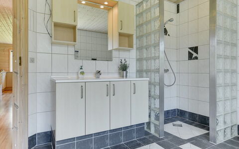 Fenja - 500M to the Fjord: Flooring, Muur, Loodgieterswerkinrichting, Verdieping, Interieur Ontwerp, Wastafel, Tegel, Kraan, Loodgieter, Badkamer