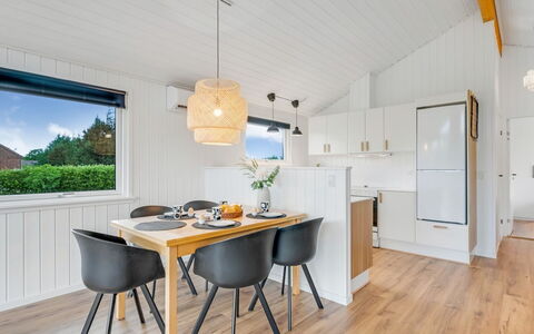Picabo - 750M to the Fjord: Interieur Ontwerp, Flooring, Hout, Plafond, Meubilair, Verdieping, Countertop, Keuken, Lichte Inrichting, Verlichting