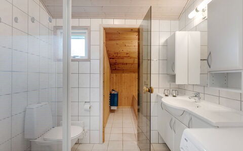 Picabo - 750M to the Fjord: Flooring, Verdieping, Muur, Interieur Ontwerp, Loodgieterswerkinrichting, Hout, Plafond, Badkamer, Wastafel, Kamer