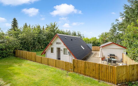 Dorthe - 300M to the Fjord: Meubilair, Interieur Ontwerp, Flooring, Hout, Verdieping, Plafond, Houten Vloer, Stoel, Tafel, Verlichting