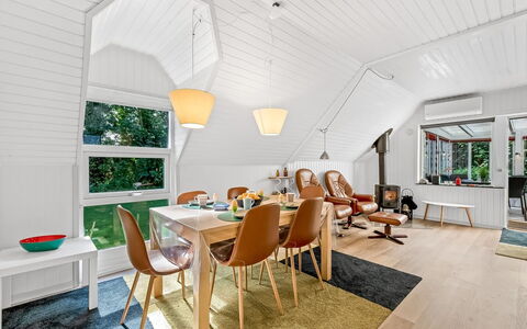Dorthe - 300M to the Fjord: Meubilair, Interieur Ontwerp, Flooring, Hout, Verdieping, Plafond, Houten Vloer, Stoel, Tafel, Verlichting