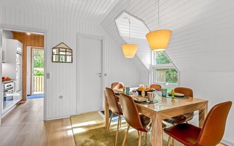 Dorthe - 300M to the Fjord: Meubilair, Interieur Ontwerp, Flooring, Hout, Verdieping, Plafond, Houten Vloer, Stoel, Tafel, Verlichting