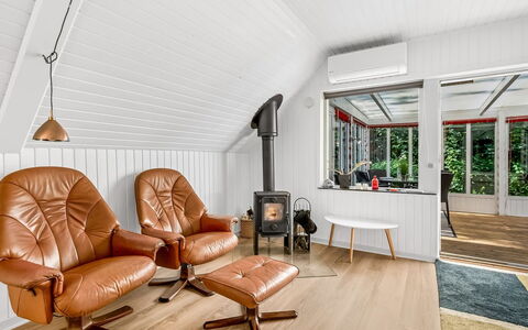 Dorthe - 300M to the Fjord: Meubilair, Interieur Ontwerp, Flooring, Hout, Verdieping, Plafond, Houten Vloer, Stoel, Tafel, Verlichting