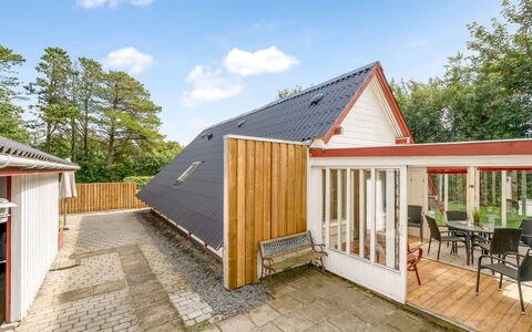 Dorthe - 300M to the Fjord: Meubilair, Interieur Ontwerp, Flooring, Hout, Verdieping, Plafond, Houten Vloer, Stoel, Tafel, Verlichting