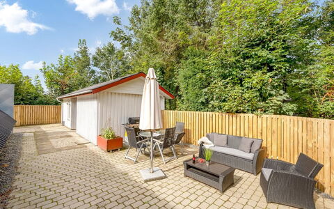Dorthe - 300M to the Fjord: Meubilair, Interieur Ontwerp, Flooring, Hout, Verdieping, Plafond, Houten Vloer, Stoel, Tafel, Verlichting
