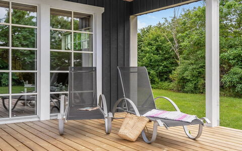 Adelia - 850M to the Fjord: Hout, Meubilair, Veranda, Buitenmeubels, Flooring, Stoel, Verdieping, Houten Vloer, Deur, Hardwood