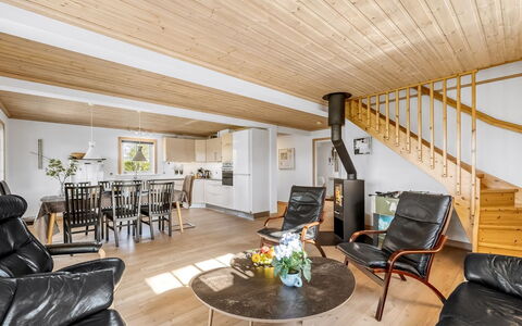 Adelia - 850M to the Fjord: Hout, Flooring, Plafond, Interieur Ontwerp, Verdieping, Houten Vloer, Meubilair, Kamer, Bankstel, Woonkamer