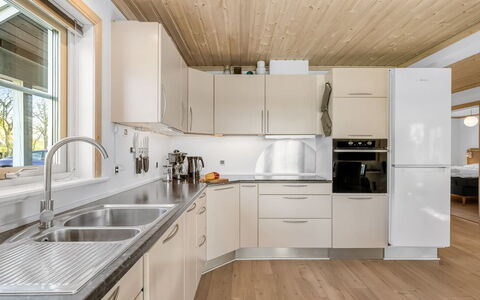 Adelia - 850M to the Fjord: Keuken, Countertop, Flooring, Interieur Ontwerp, Hout, Toestel Van De Keuken, Plafond, Houten Vloer, Wastafel, Major Appliance