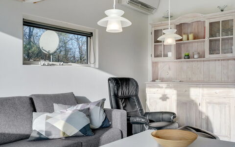 Ingward - 300M to the Fjord: Meubilair, Interieur Ontwerp, Lichte Inrichting, Muur, Flooring, Plafond, Verdieping, Verlichting, Kamer, Woonkamer