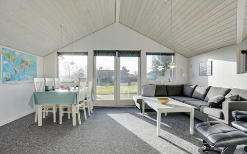 Ingward - 300M to the Fjord: Flooring, Interieur Ontwerp, Plafond, Verdieping, Woonkamer, Stoel, Bankstel, Tapijt, Hardwood