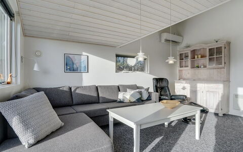 Ingward - 300M to the Fjord: Meubilair, Bankstel, Interieur Ontwerp, Flooring, Hout, Verdieping, Plafond, Woonkamer, Huis