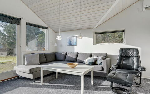 Ingward - 300M to the Fjord: Meubilair, Interieur Ontwerp, Bankstel, Flooring, Hout, Woonkamer, Verdieping, Plafond, Huis, Verlichting