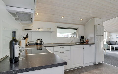 Ingward - 300M to the Fjord: Loodgieterswerkinrichting, Countertop, Kraan, Wastafel, Loodgieter, Keuken, Major Appliance, Gootsteen, Cabinetry, Huishoudapparatuur