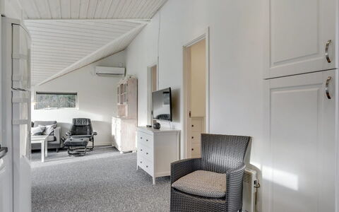 Ingward - 300M to the Fjord: Meubilair, Interieur Ontwerp, Flooring, Plafond, Verdieping, Kamer, Huis, Verlichting, Appartement, Woonkamer
