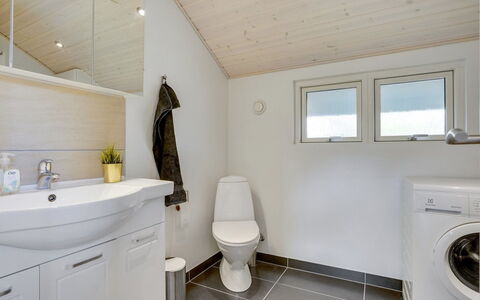 Ingward - 300M to the Fjord: Flooring, Loodgieterswerkinrichting, Verdieping, Interieur Ontwerp, Hout, Plafond, Wastafel, Badkamer, Kraan, Badkamerkast
