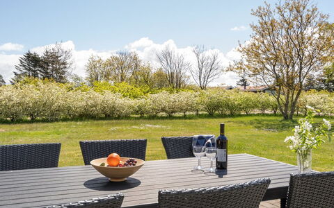Ingward - 300M to the Fjord: Meubilair, Tafel, Buitenmeubels, Stoel, Buitentafel, Land Lot, Tuin, Keuken En Eettafel, Schaduw, Gazon