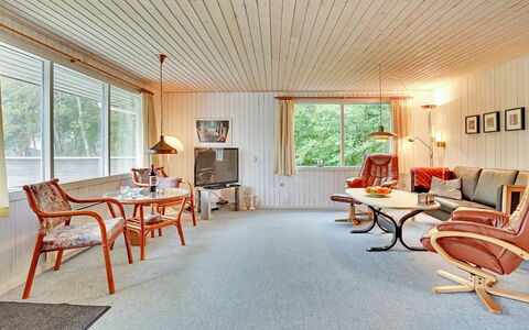 Leny - 450M to the Fjord: Interieur Ontwerp, Plafond, Flooring, Meubilair, Verdieping, Huis, Woonkamer, Kamer, Stoel, Lichte Inrichting