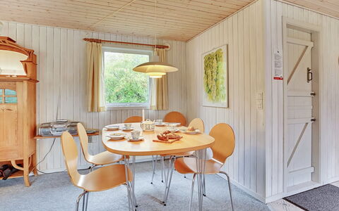 Leny - 450M to the Fjord: Interieur Ontwerp, Meubilair, Flooring, Hout, Plafond, Verdieping, Lichte Inrichting, Eetkamer, Stoel, Keuken En Eettafel