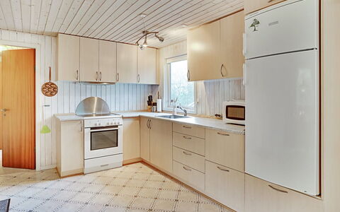 Leny - 450M to the Fjord: Flooring, Hout, Verdieping, Cabinetry, Keuken, Interieur Ontwerp, Toestel Van De Keuken, Countertop, Major Appliance, Plafond