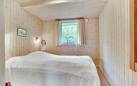 Leny - 450M to the Fjord: Hout, Flooring, Slaapkamer, Verdieping, Plafond, Interieur Ontwerp, Bed, Kamer, Laken, Bedding