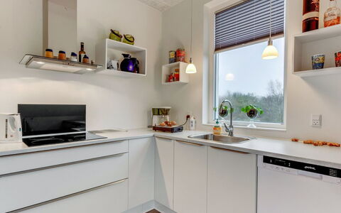 Timotej - 75M to the Fjord: Toestel Van De Keuken, Keuken, Countertop, Interieur Ontwerp, Major Appliance, Cabinetry, Huishoudapparatuur, Muur, Plafond, Meubilair
