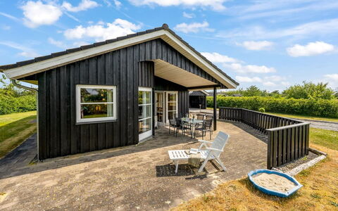 Saara - 700M to the Fjord: Meubilair, Interieur Ontwerp, Stoel, Flooring, Tafel, Toevlucht, Verdieping, Plafond, Kamer, Eco Hotel