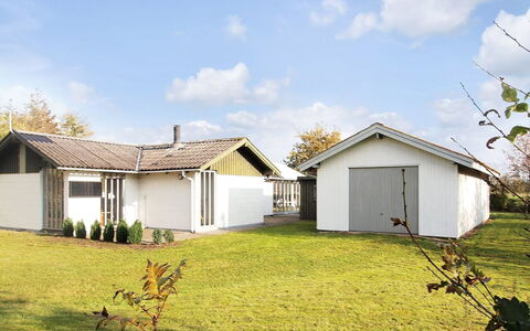 Raika - 450M to the Fjord: Gras, Gebouw, Huis, Dak, Huis, Woongebied, Architectuur, Struik, Land Lot, Siding
