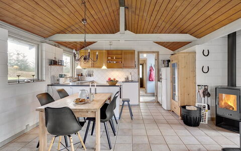 Raika - 450M to the Fjord: Meubilair, Interieur Ontwerp, Flooring, Keuken, Hout, Plafond, Verdieping, Lichte Inrichting, Stoel, Kamer