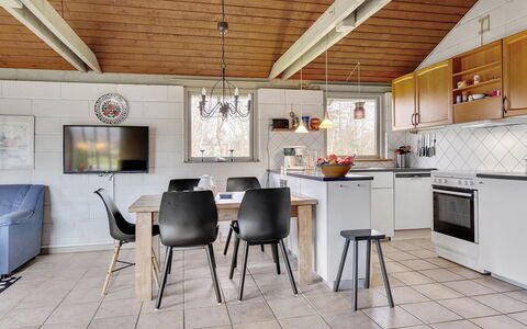 Raika - 450M to the Fjord: Meubilair, Interieur Ontwerp, Keuken, Flooring, Hout, Plafond, Verdieping, Lichte Inrichting, Keuken En Eettafel, Countertop