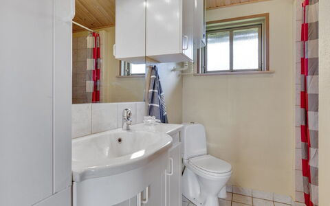 Raika - 450M to the Fjord: Loodgieterswerkinrichting, Wastafel In De Badkamer, Wastafel, Badkamer, Flooring, Verdieping, Interieur Ontwerp, Kraan, Loodgieter, Plafond