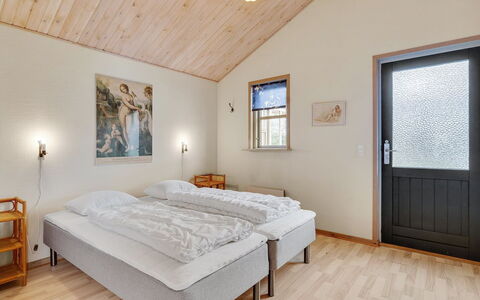 Raika - 450M to the Fjord: Hout, Slaapkamer, Huis, Bed, Plafond, Bed Frame, Bedding, Verblijf, Laken, Hardwood