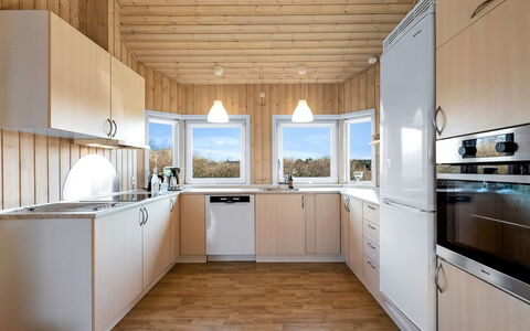 Ellis - 700M to the Fjord: Hout, Keuken, Plafond, Interieur Ontwerp, Flooring, Countertop, Verdieping, Toestel Van De Keuken, Huis, Cabinetry