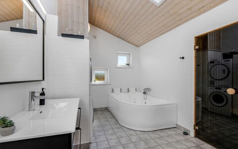Ellis - 700M to the Fjord: Loodgieterswerkinrichting, Interieur Ontwerp, Plafond, Flooring, Verdieping, Kraan, Badkamer, Huis, Wastafel, Loodgieter