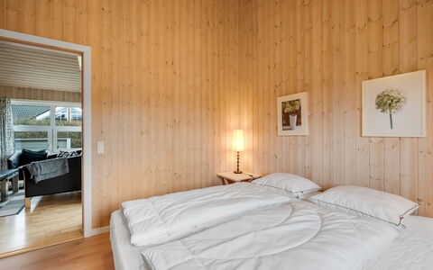 Ellis - 700M to the Fjord: Hout, Plafond, Interieur Ontwerp, Flooring, Verdieping, Slaapkamer, Houten Vloer, Kamer, Bed, Hardwood
