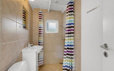 Heide - 750M to the Fjord: Flooring, Wc Bril, Muur, Badkamer, Interieur Ontwerp, Verdieping, Loodgieterswerkinrichting, Toilet, Plafond, Kamer