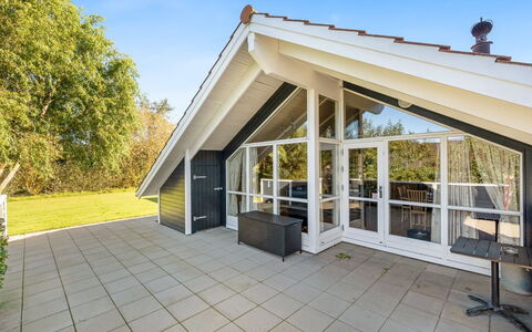 Thit - 1.2Km to the Fjord: Meubilair, Interieur Ontwerp, Flooring, Hout, Verdieping, Plafond, Houten Vloer, Stoel, Tafel, Verlichting