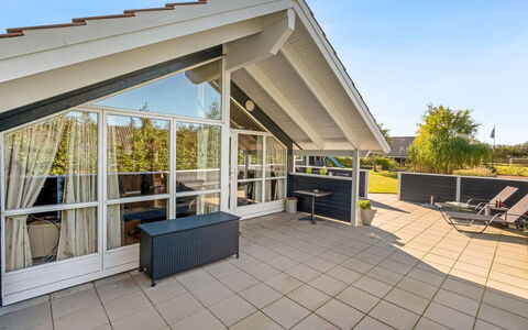 Thit - 1.2Km to the Fjord: Meubilair, Interieur Ontwerp, Flooring, Hout, Verdieping, Plafond, Houten Vloer, Stoel, Tafel, Verlichting