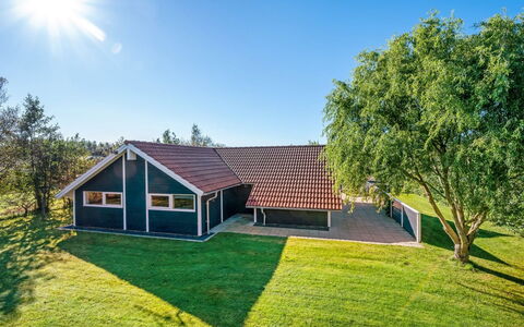 Thit - 1.2Km to the Fjord: Meubilair, Interieur Ontwerp, Flooring, Hout, Verdieping, Plafond, Houten Vloer, Stoel, Tafel, Verlichting