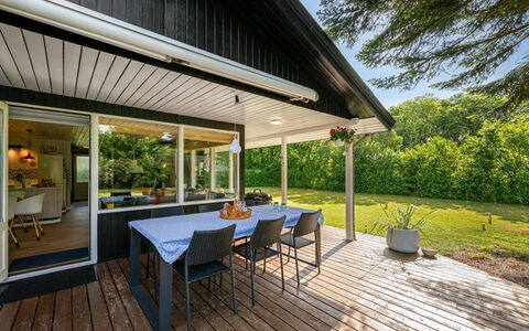 Nelina - 950M to the Fjord: Meubilair, Interieur Ontwerp, Flooring, Hout, Verdieping, Plafond, Houten Vloer, Stoel, Tafel, Verlichting