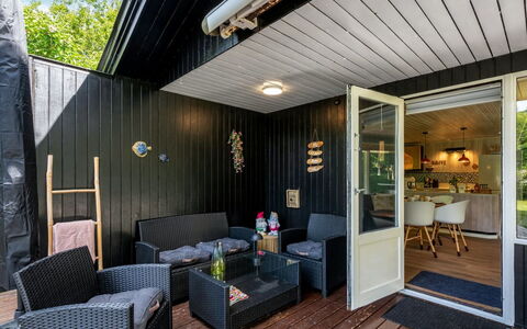 Nelina - 950M to the Fjord: Meubilair, Interieur Ontwerp, Flooring, Hout, Verdieping, Plafond, Houten Vloer, Stoel, Tafel, Verlichting